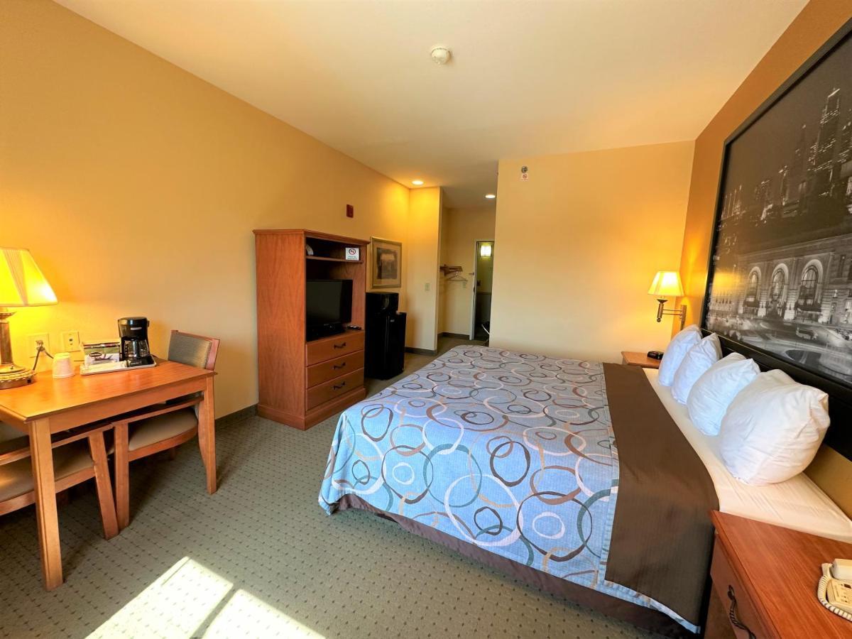 Super 8 By Wyndham Topeka At Forbes Landing Exterior photo