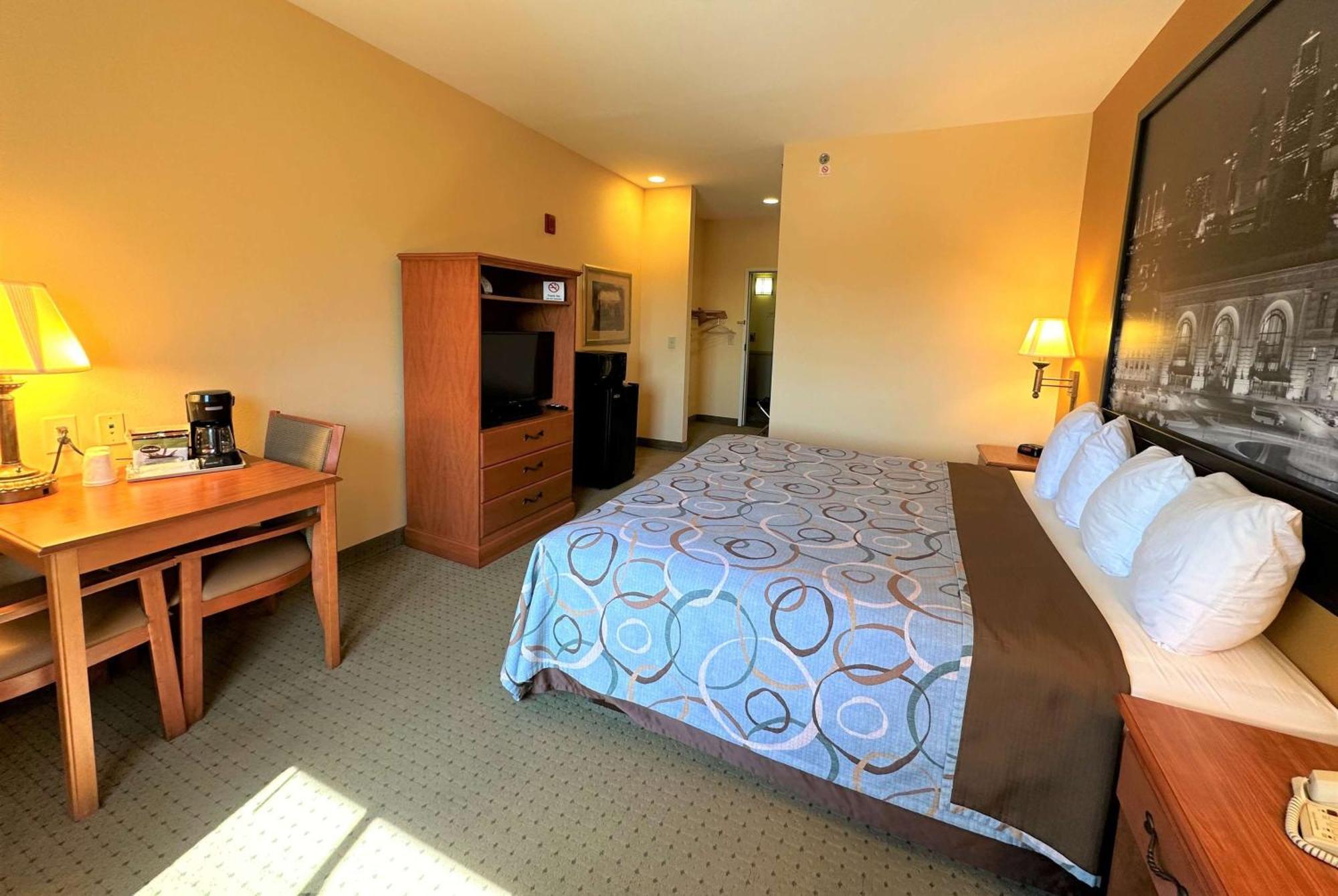 Super 8 By Wyndham Topeka At Forbes Landing Exterior photo
