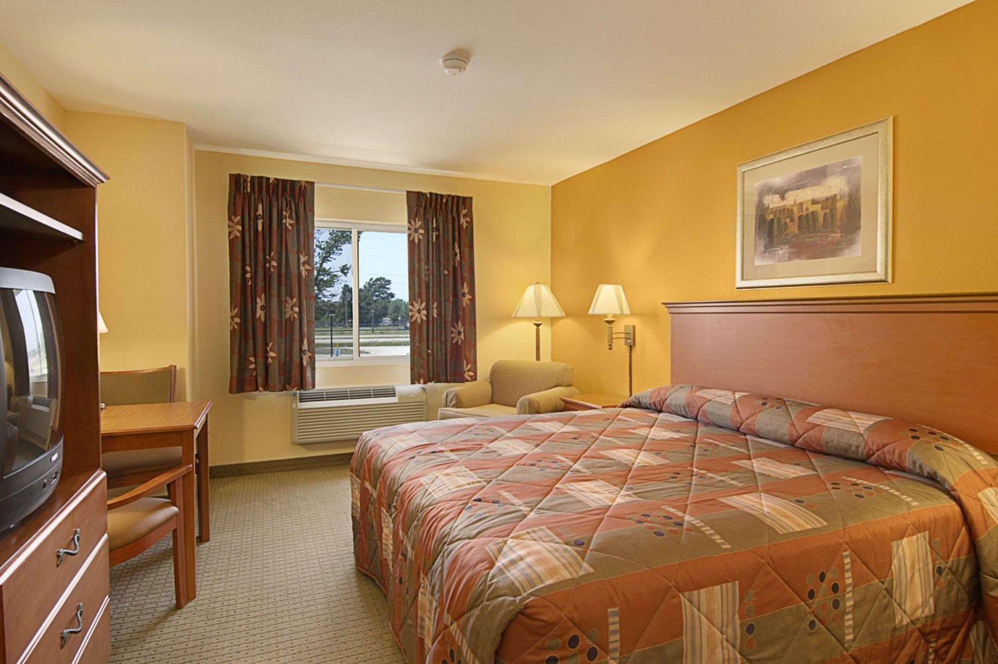Super 8 By Wyndham Topeka At Forbes Landing Exterior photo